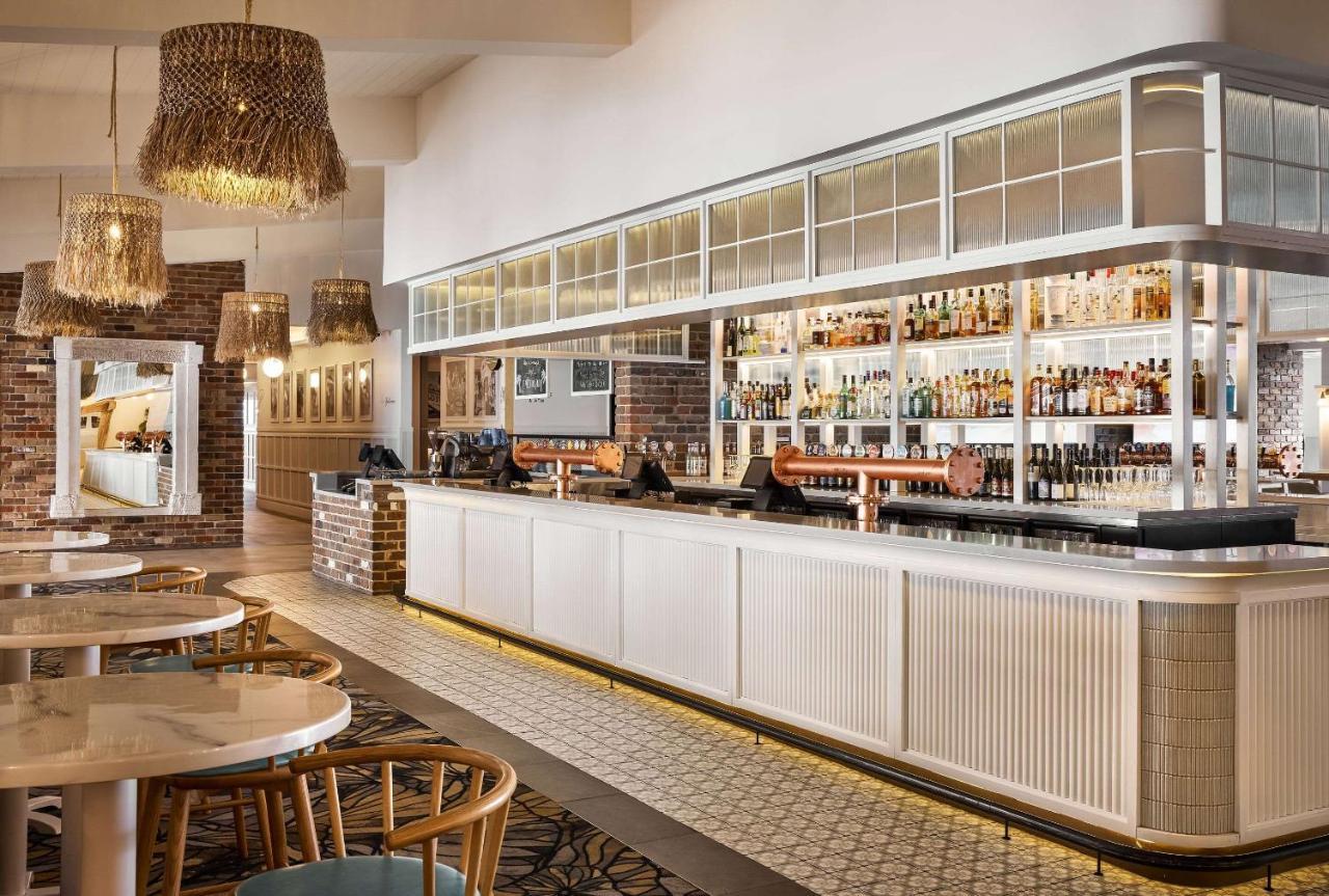 The Beachcomber Hotel & Resort, Ascend Hotel Collection Toukley Exterior foto The bar at the Riverbank Suite