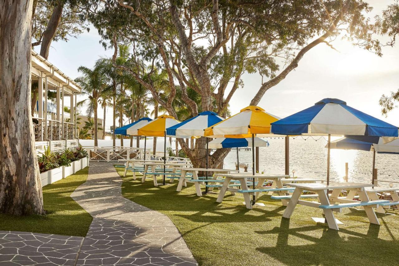 The Beachcomber Hotel & Resort, Ascend Hotel Collection Toukley Exterior foto The beachside lawn at the Hotel del Coronado