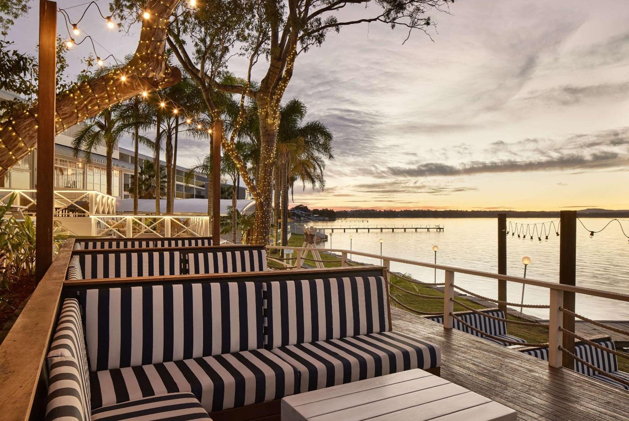 The Beachcomber Hotel & Resort, Ascend Hotel Collection Toukley Exterior foto The Deck at the Bayview Hotel
