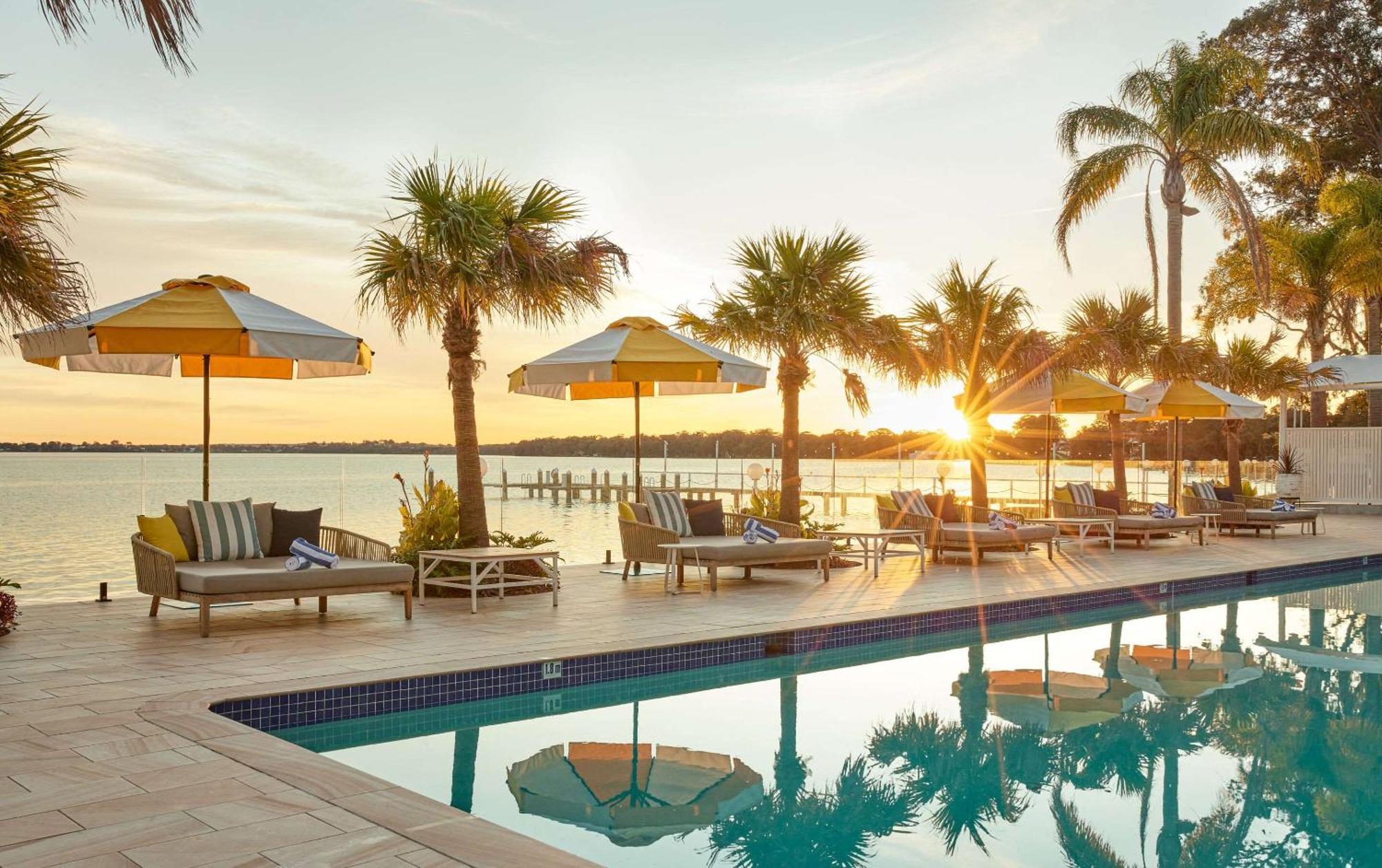 The Beachcomber Hotel & Resort, Ascend Hotel Collection Toukley Exterior foto Sunset at the pool at the Marker Key West Hotel