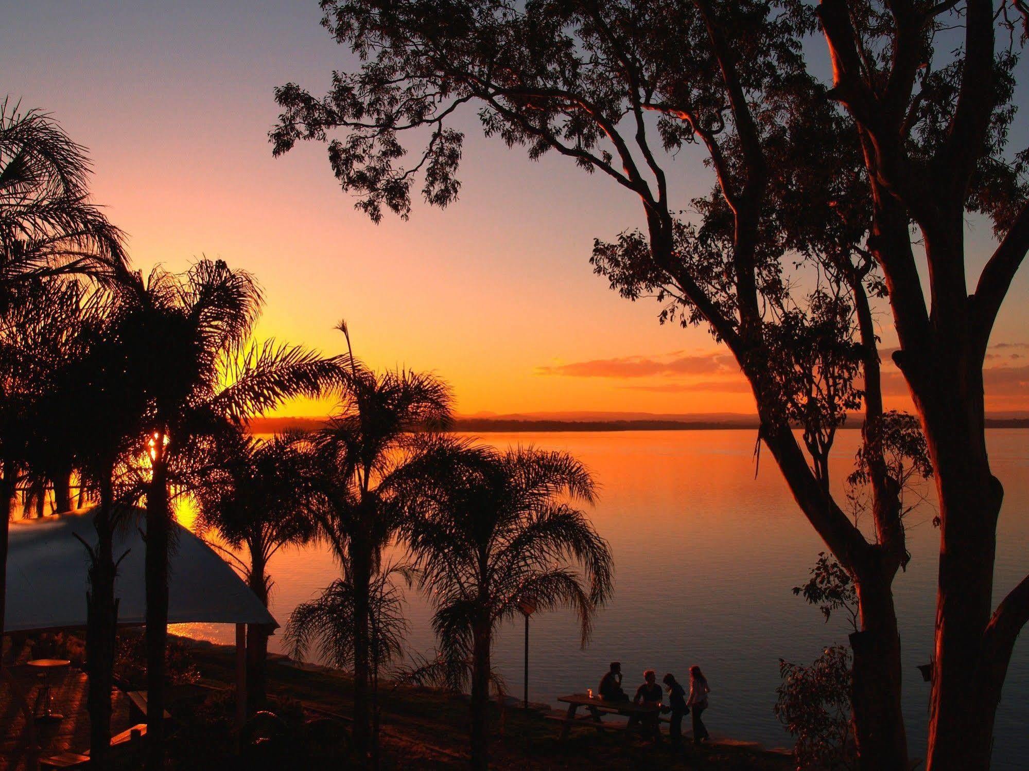 The Beachcomber Hotel & Resort, Ascend Hotel Collection Toukley Exterior foto Sunset at Lake Murray