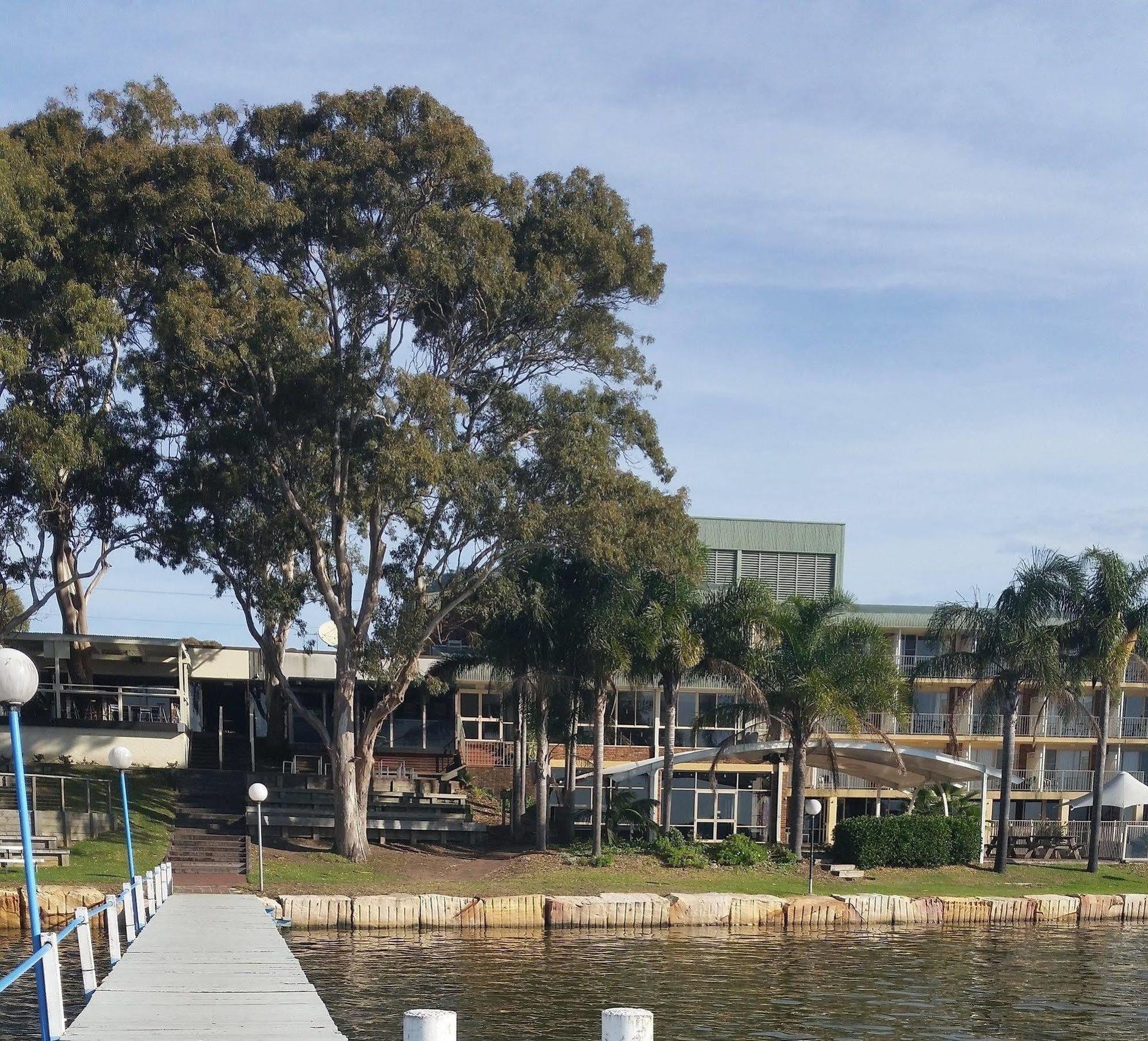 The Beachcomber Hotel & Resort, Ascend Hotel Collection Toukley Exterior foto The campus from the river